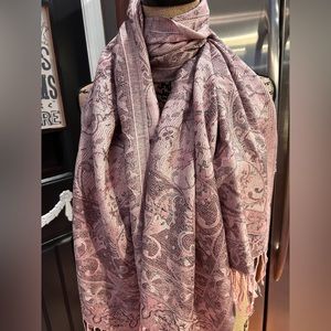 💕 Beautiful Lilac Scarf or Wrap